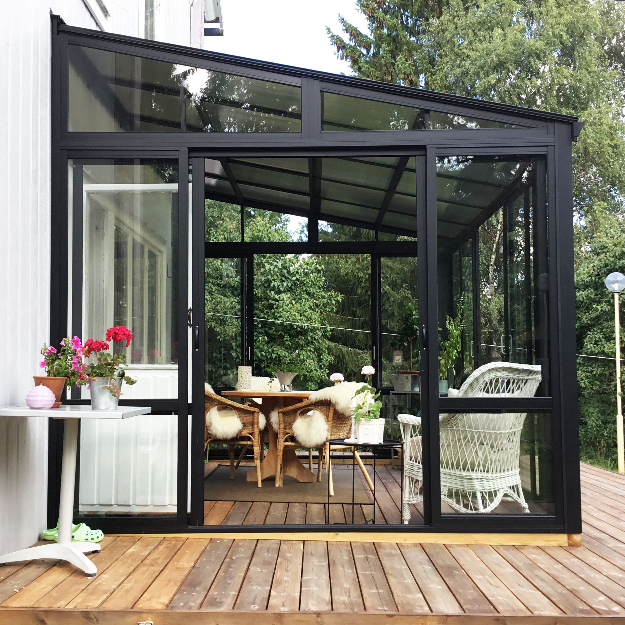 Uterum 10,7m² | Säkerhetsglas och kanalplast | Aluminiumstomme | Svart Uterum 10,7m² | Säkerhetsglas och kanalplast | Aluminiumstomme | Svart