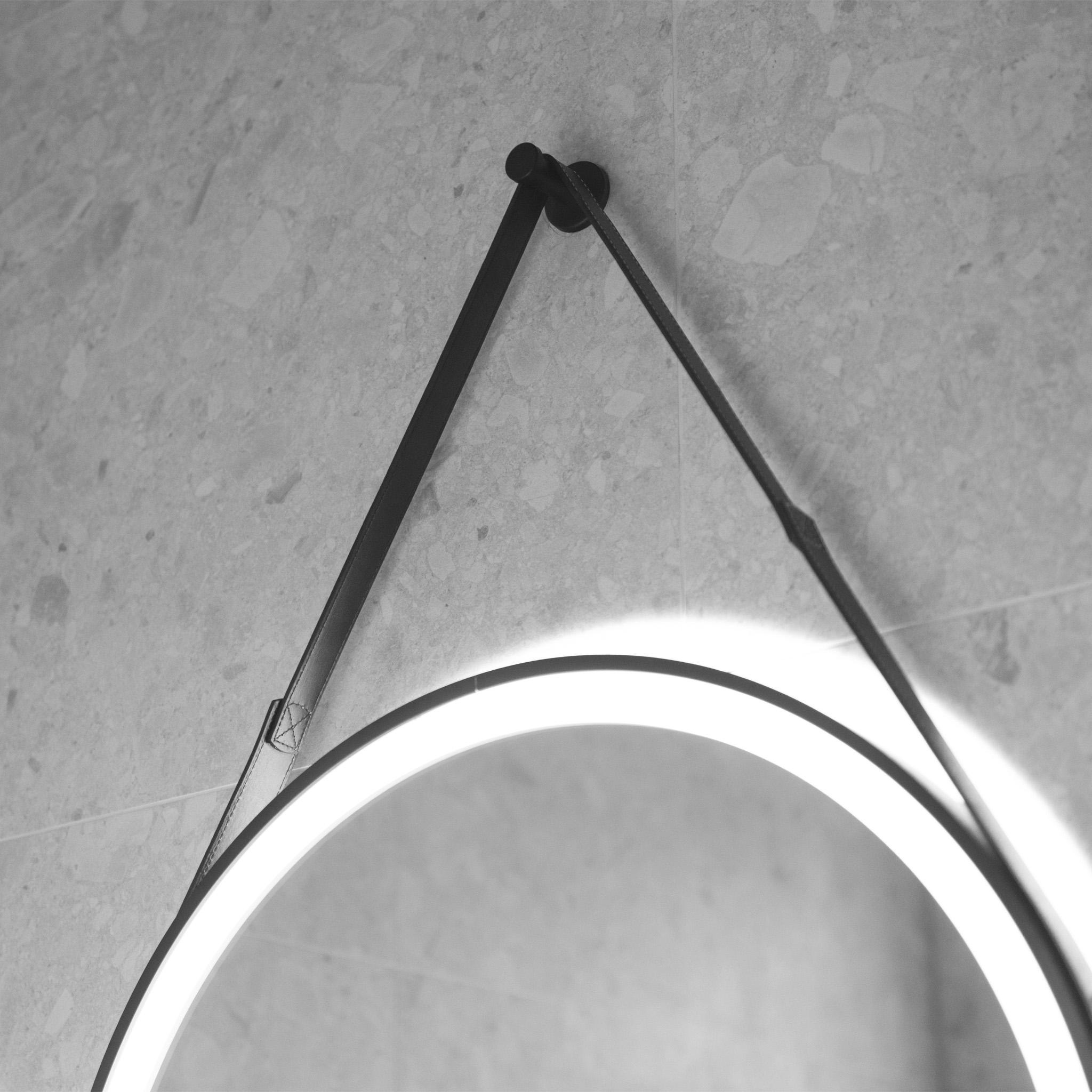 Rund spegel med h�ngrem | LED-belysning & anti-fog-funktion