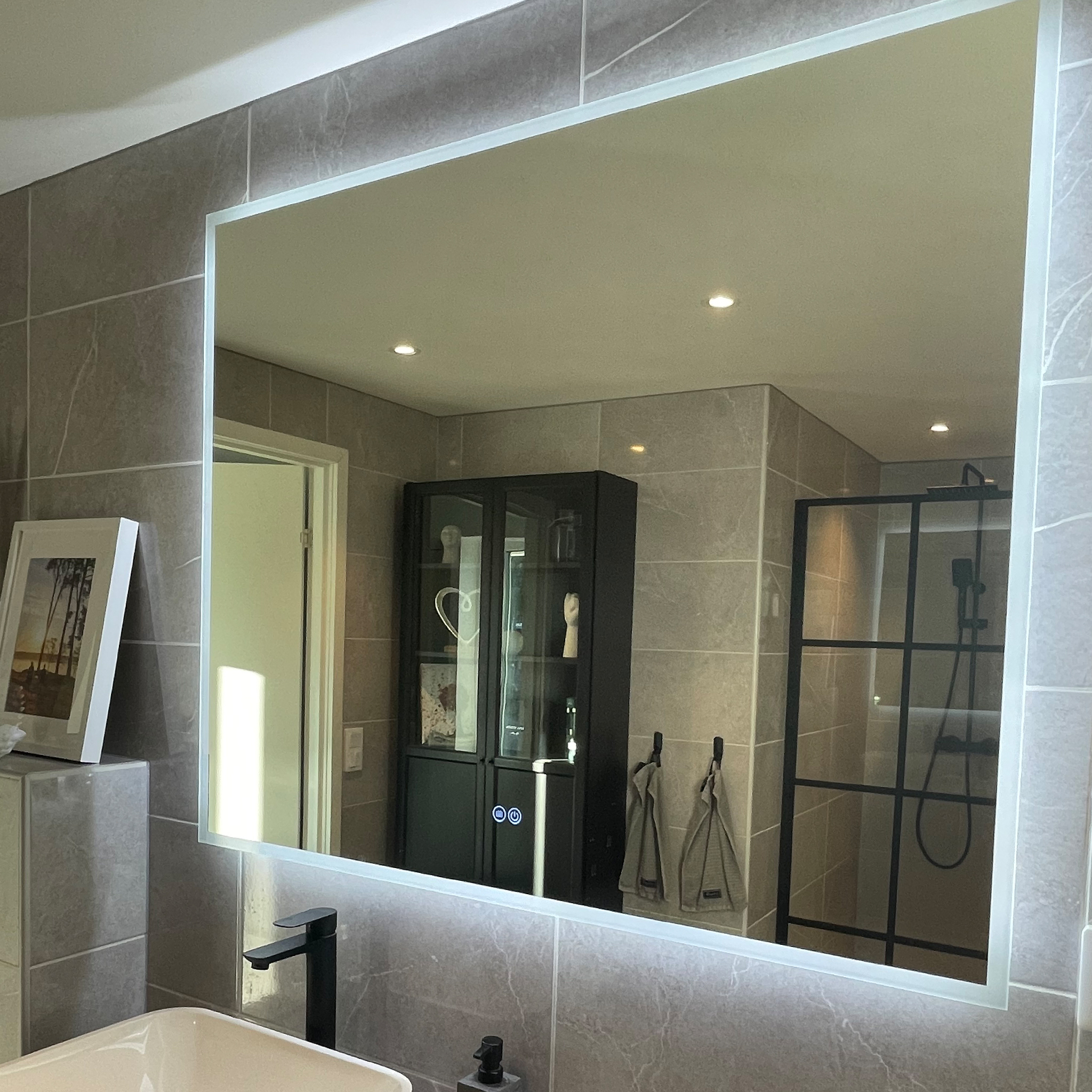 Badrumsspegel | LED-belysning och touch-styrd dimmer