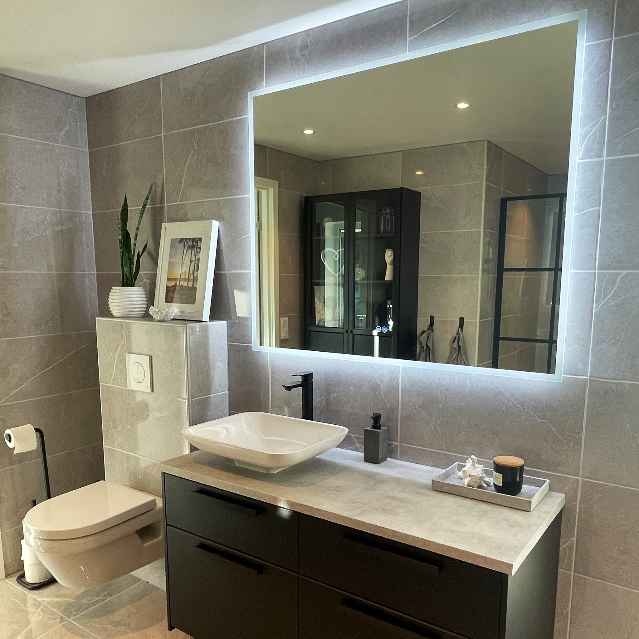 Badrumsspegel | LED-belysning och touch-styrd dimmer