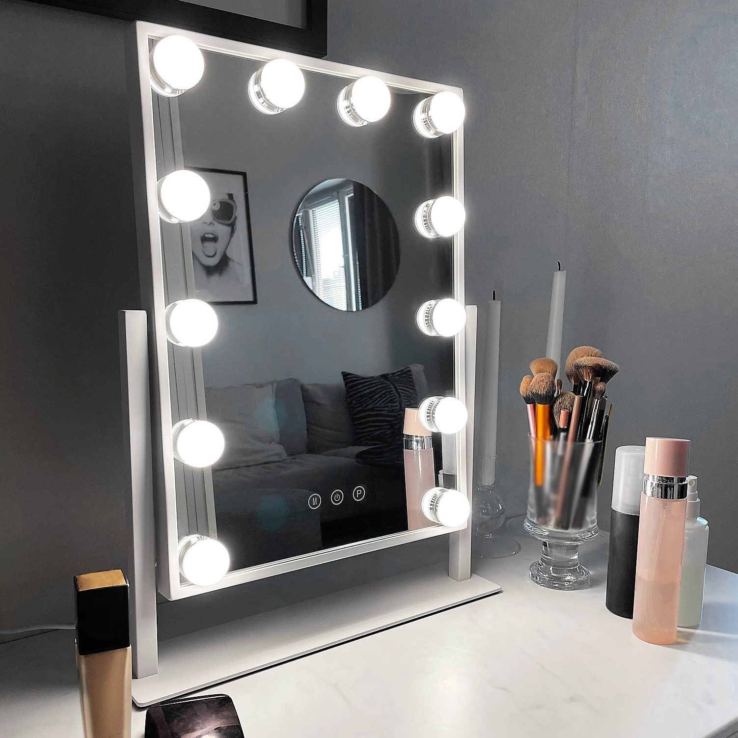 Sminkspegel p� fot med LED-belysning | Pamela