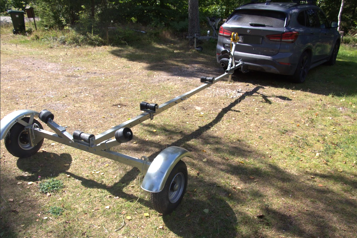 Båttrailer med vinsch | Maxlast 540kg | 469x180cm Båttrailer med vinsch | Maxlast 540kg | 469x180cm