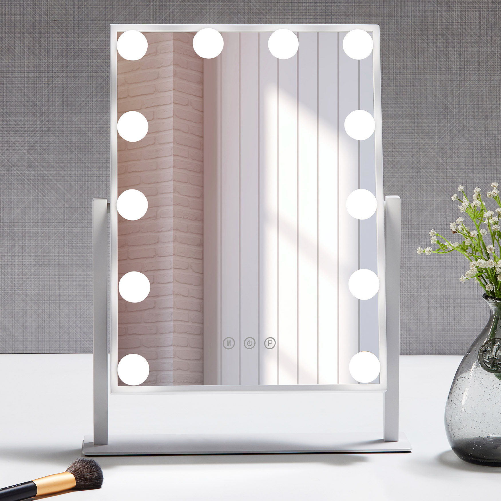 Sminkspegel p� fot med LED-belysning | Pamela