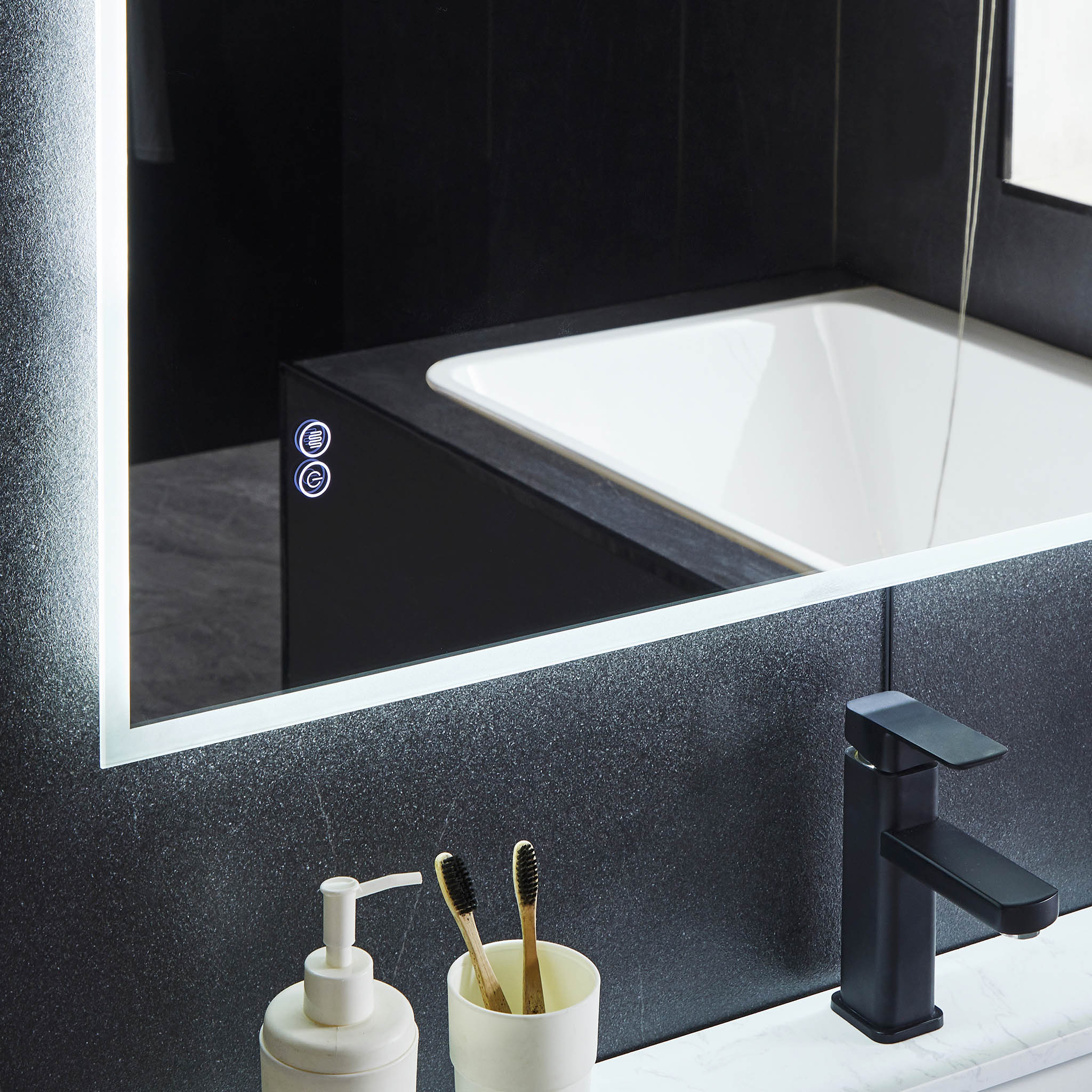 Spegel med LED-belysning och anti-fog-funktion Spegel med LED-belysning och anti-fog-funktion