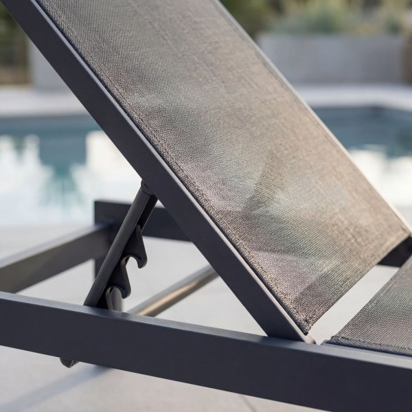 Solb�dd i aluminium & textilene | Justerbar sols�ng f�r pool | Copacabana Svart