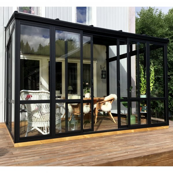 Uterum 10,7m | Skerhetsglas och kanalplast | Aluminiumstomme | Svart