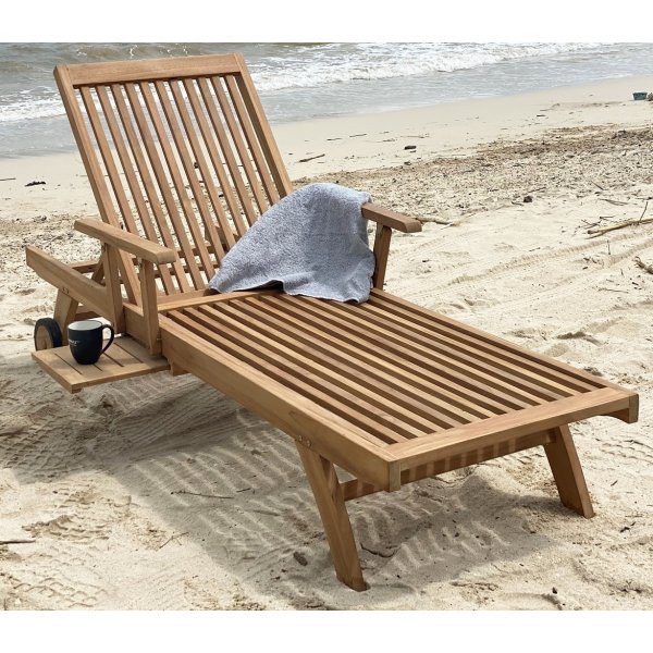 Solstol i teak | Ställbar rygg, hjul & utfällbart sidobord | Saltö Solstol i teak | Ställbar rygg, hjul & utfällbart sidobord | Saltö