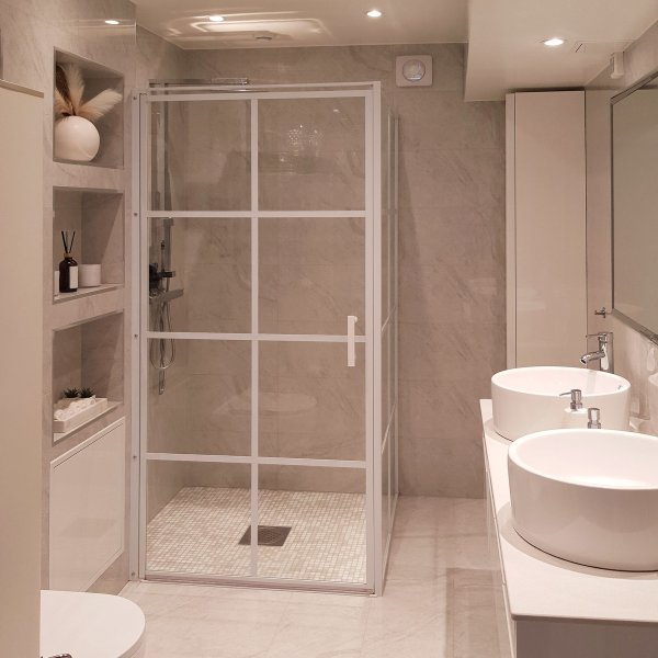 Duschh�rna med vita profiler | 6mm s�kerhetsglas