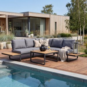 Skara loungegrupp för uteplats | Hörnsoffa med bord i aluminium & polywood | Vädertålig utegrupp med ljusgrå dynor Skara loungegrupp för uteplats | Hörnsoffa med bord i aluminium & polywood | Vädertålig utegrupp med ljusgrå dynor