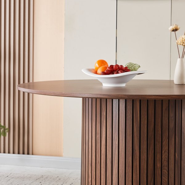 Runt matbord 120 cm i valn�t med plats f�r 4�5 personer | Ludvig
