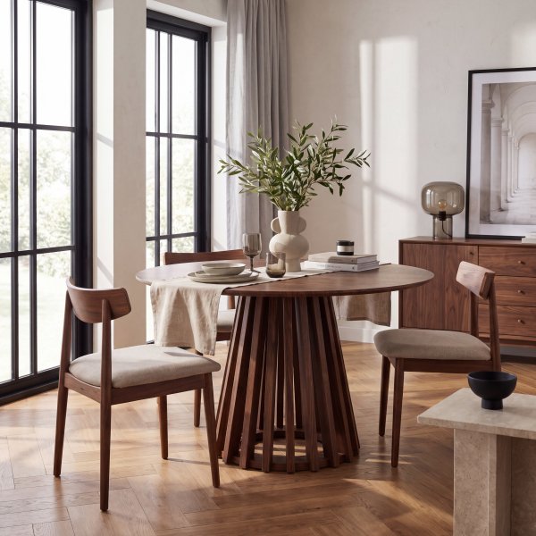 Runt matbord 120 cm i brunbetsad ek med plats f�r 4�5 personer | Inez