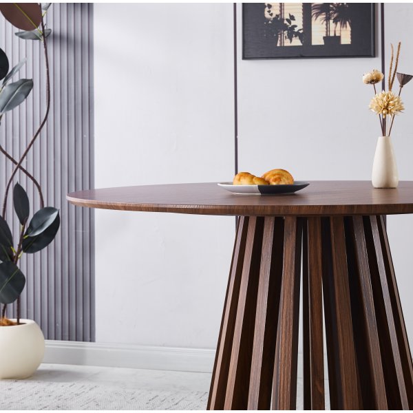 Runt matbord 120 cm i brunbetsad ek med plats f�r 4�5 personer | Inez