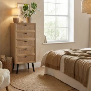 React Förvaringsmöbel – Ljus ek & rotting | Handbyggd design med naturlig karaktär React Förvaringsmöbel – Ljus ek & rotting | Handbyggd design med naturlig karaktär