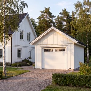Garageport takskjutport med fjärrstyrning | 2,4m bred | Med fönster Garageport takskjutport med fjärrstyrning | 2,4m bred | Med fönster