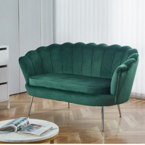 Kingsley 2-sits soffa – Grön sammet & krom | Modern soffa med vågformat ryggstöd Kingsley 2-sits soffa – Grön sammet & krom | Modern soffa med vågformat ryggstöd
