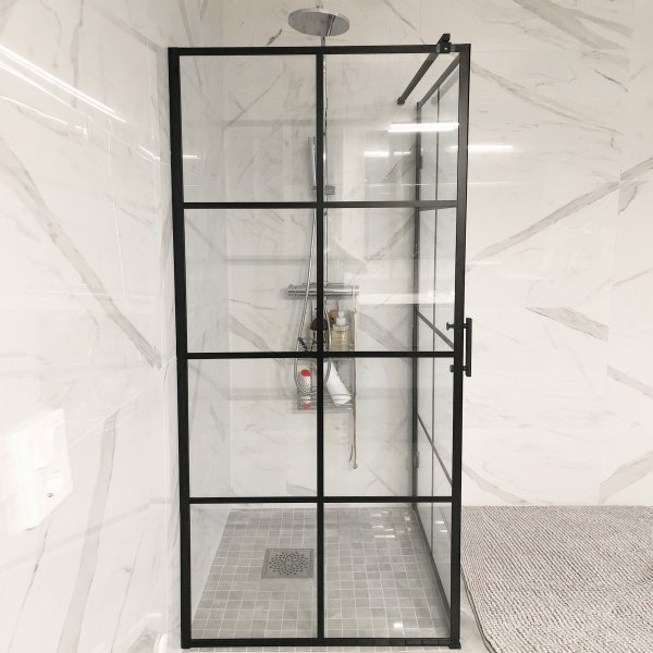 Duschväggar med svarta profiler och 6 mm säkerhetsglas Duschväggar med svarta profiler och 6 mm säkerhetsglas