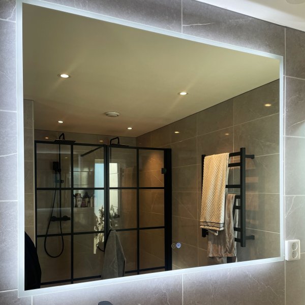 Badrumsspegel | LED-belysning och touch-styrd dimmer Badrumsspegel | LED-belysning och touch-styrd dimmer
