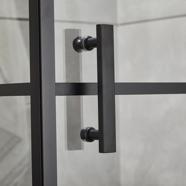 Duschväggar med svarta profiler och 6 mm säkerhetsglas Duschväggar med svarta profiler och 6 mm säkerhetsglas