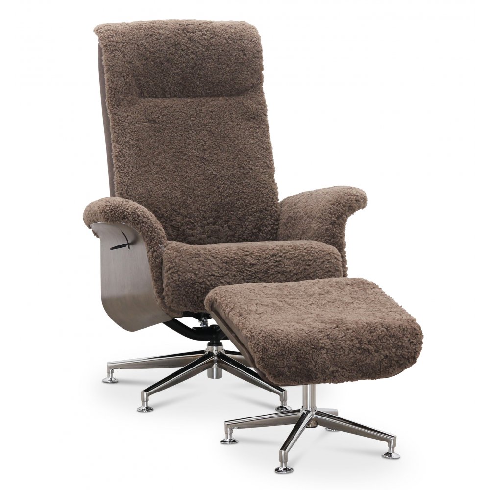 Ulla reclinerfåtölj med fotpall | Äkta mullvadsfärgat fårskinn, oljad ek och kromad metall