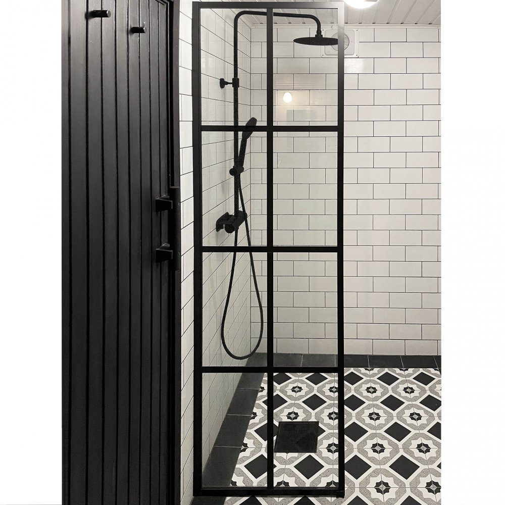 Duschvägg svart spröjs 60x200cm | 6mm säkerhetsglas | Industridesign | Duschvägg med svarta profiler. Storlek: 60 x 200 cm.