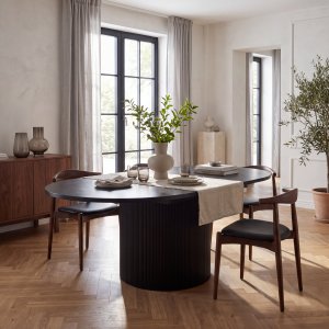 Förlängningsbart runt matbord 140–180 cm i svartbetsad ek med plats för 6–8 personer | Astrid Förlängningsbart runt matbord 140–180 cm i svartbetsad ek med plats för 6–8 personer | Astrid