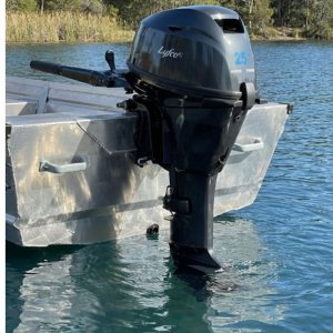 Båtmotor 25 hk | 2-cylindrig 4-takt | Kraftfull & bränslesnål | 24 L bränsletank | Lång rigg Båtmotor 25 hk | 2-cylindrig 4-takt | Kraftfull & bränslesnål | 24 L bränsletank | Lång rigg