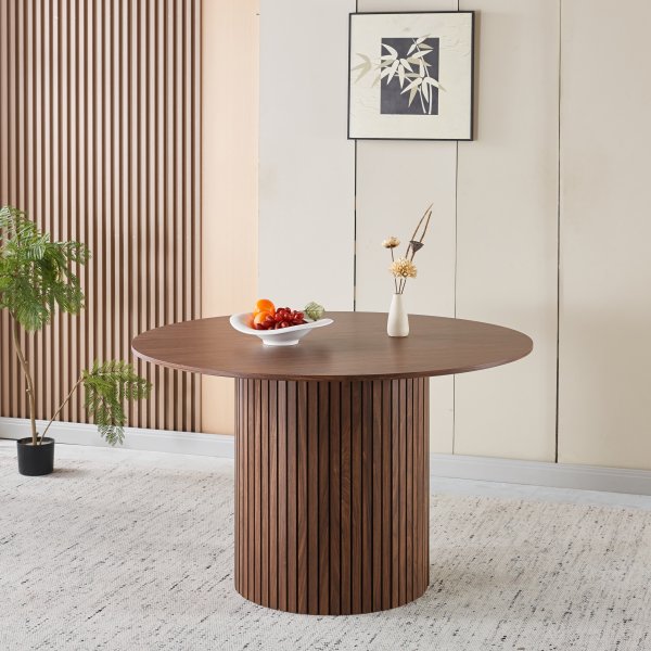 Runt matbord 120 cm i valn�t med plats f�r 4�5 personer | Ludvig