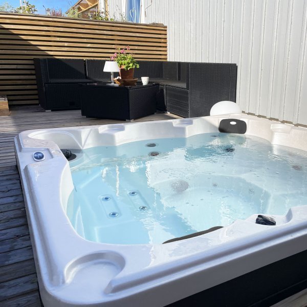 Spabad Poseidon- 5�6 personer | Lucite� akryl, Gecko� cirkulationspump & Balboa� styrsystem | 2026