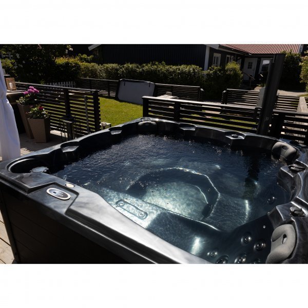Spabad Poseidon Black Edition – 5–6 personer | Lucite® akryl, Gecko® cirkulationspump & Balboa® styrsystem Spabad Poseidon Black Edition – 5–6 personer | Lucite® akryl, Gecko® cirkulationspump & Balboa® styrsystem