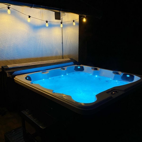 Spabad Poseidon- 5�6 personer | Lucite� akryl, Gecko� cirkulationspump & Balboa� styrsystem | 2026