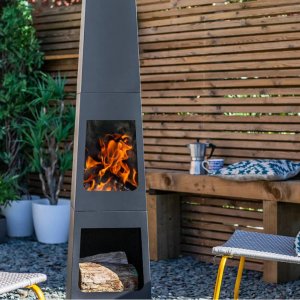 Eldstad med vedf�rvaring | 150 cm | Svart/Gr�