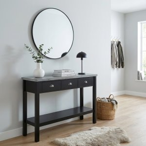 Avlastningsbord med 3 lådor | Hyllplan & microcementtopp | Svart Avlastningsbord med 3 lådor | Hyllplan & microcementtopp | Svart