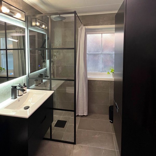 Duschvägg med svart spröjs | 6mm säkerhetsglas Duschvägg med svart spröjs | 6mm säkerhetsglas