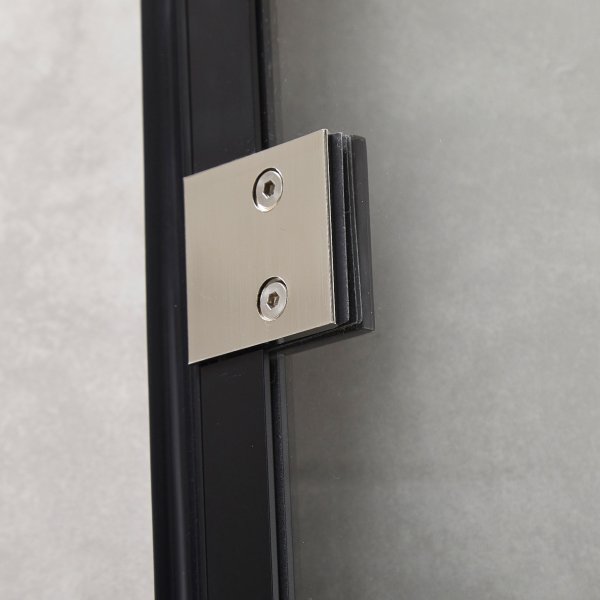 Duschväggar med svarta profiler och 6 mm säkerhetsglas Duschväggar med svarta profiler och 6 mm säkerhetsglas