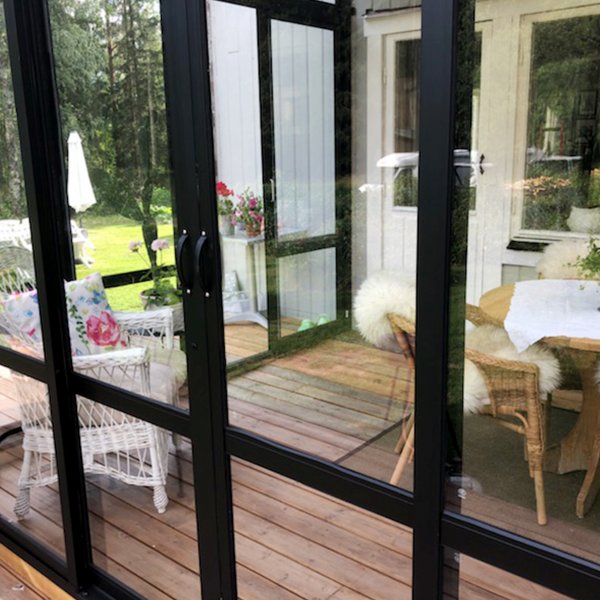 Uterum 10,7m | Skerhetsglas och kanalplast | Aluminiumstomme | Svart