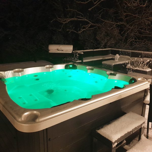 Spabad Poseidon– 5–6 personer | Lucite® akryl & Gecko® cirkulationspump | 2026 Spabad Poseidon– 5–6 personer | Lucite® akryl & Gecko® cirkulationspump | 2026