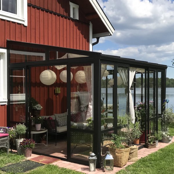 Uterum 10,7m | Skerhetsglas och kanalplast | Aluminiumstomme | Svart
