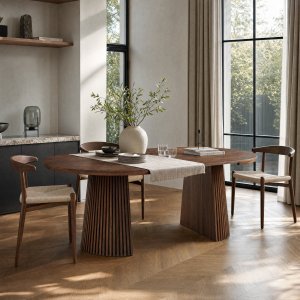 Förlängningsbart runt matbord 120–200 cm i valnöt med plats för 4–10 personer | Crossby Förlängningsbart runt matbord 120–200 cm i valnöt med plats för 4–10 personer | Crossby