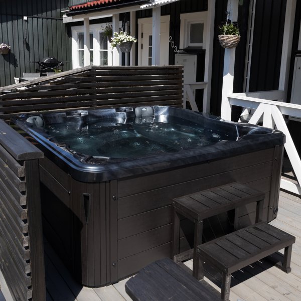 Spabad Poseidon Blackline – 5–6 personer | Lucite® akryl, Gecko® cirkulationspump & Balboa® system | 2026 Spabad Poseidon Blackline – 5–6 personer | Lucite® akryl, Gecko® cirkulationspump & Balboa® system | 2026