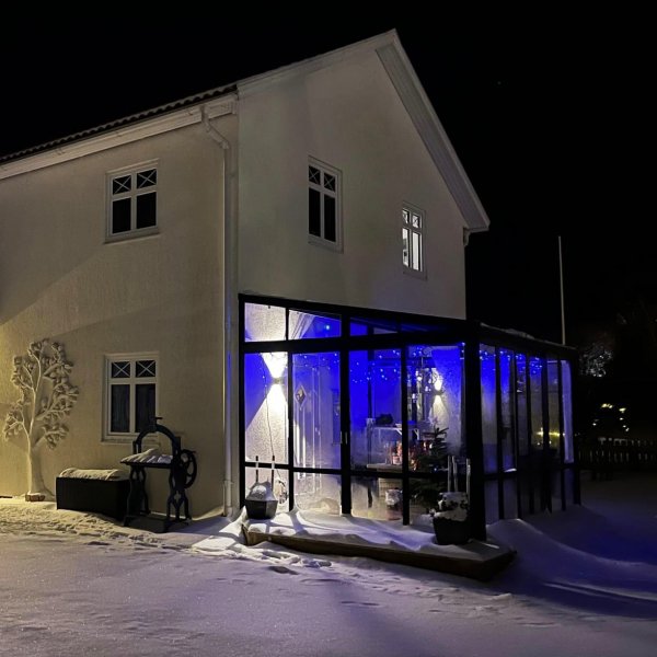 Uterum 10,7m | Skerhetsglas och kanalplast | Aluminiumstomme | Svart