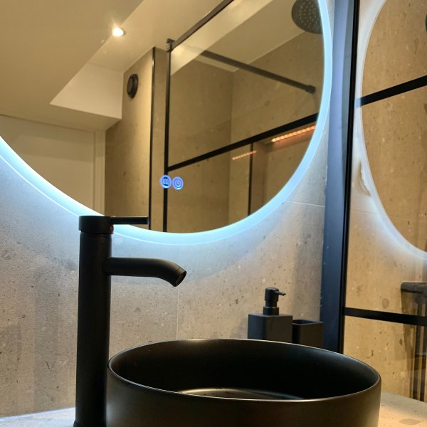 Rund badrumsspegel med belysning, anti-fog och touch-styrning